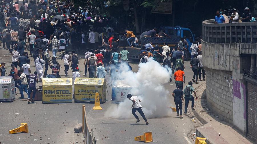 Bentrokan antara pendukung anti-kuota, polisi dan pendukung Liga Awami di Rampura, Bangladesh, Kamis (18/7/2024). 
 (REUTERS/Mohammad Ponir Hossain)
