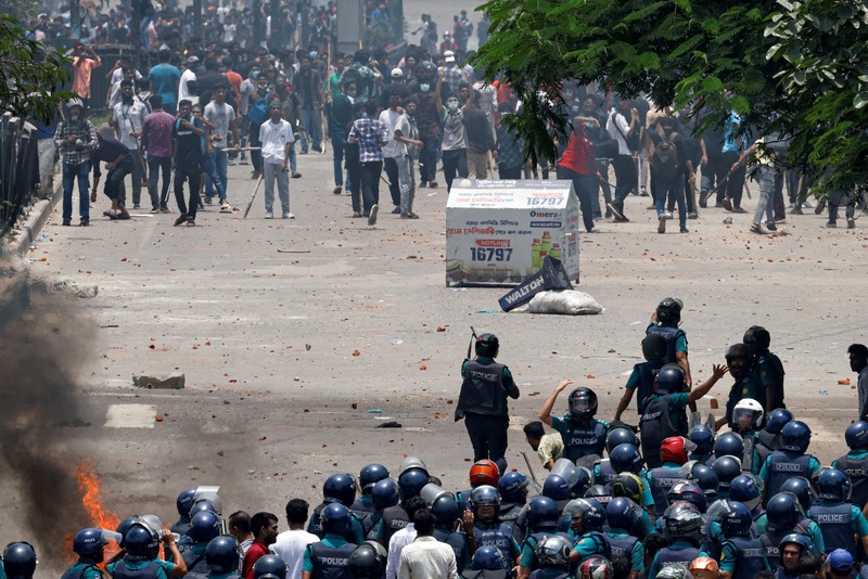 Bentrokan antara pendukung anti-kuota, polisi dan pendukung Liga Awami di Rampura, Bangladesh, Kamis (18/7/2024). 
 (REUTERS/Mohammad Ponir Hossain)