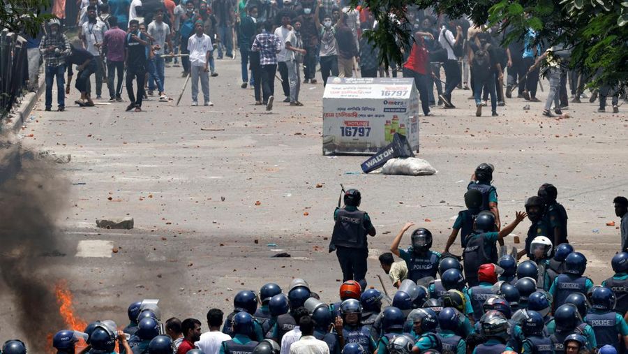 Bentrokan antara pendukung anti-kuota, polisi dan pendukung Liga Awami di Rampura, Bangladesh, Kamis (18/7/2024). 
 (REUTERS/Mohammad Ponir Hossain)