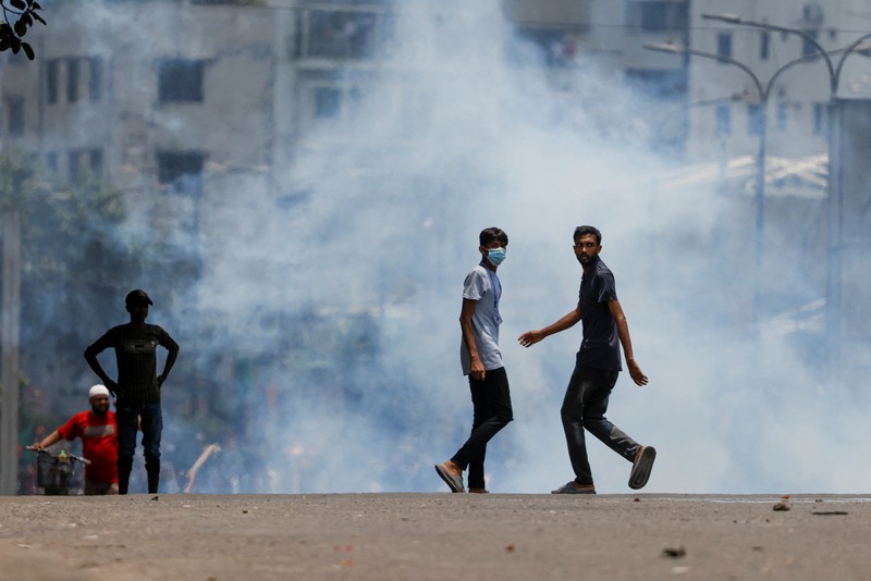 Bentrokan antara pendukung anti-kuota, polisi dan pendukung Liga Awami di Rampura, Bangladesh, Kamis (18/7/2024). 
 (REUTERS/Mohammad Ponir Hossain)