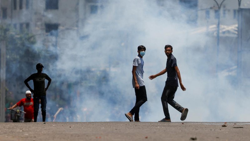 Bentrokan antara pendukung anti-kuota, polisi dan pendukung Liga Awami di Rampura, Bangladesh, Kamis (18/7/2024). 
 (REUTERS/Mohammad Ponir Hossain)