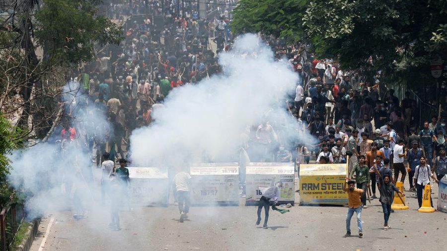 Bentrokan antara pendukung anti-kuota, polisi dan pendukung Liga Awami di Rampura, Bangladesh, Kamis (18/7/2024). 
 (REUTERS/Mohammad Ponir Hossain)