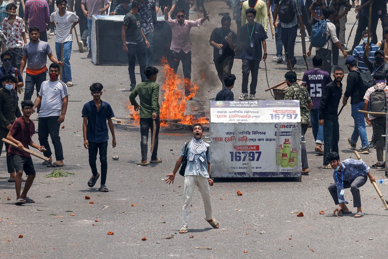 Bentrokan antara pendukung anti-kuota, polisi dan pendukung Liga Awami di Rampura, Bangladesh, Kamis (18/7/2024). 
 (REUTERS/Mohammad Ponir Hossain)