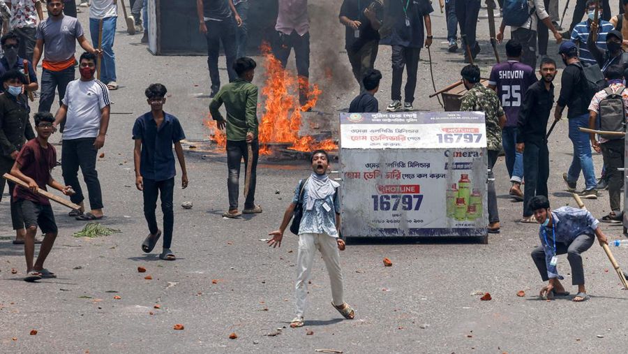 Bentrokan antara pendukung anti-kuota, polisi dan pendukung Liga Awami di Rampura, Bangladesh, Kamis (18/7/2024). 
 (REUTERS/Mohammad Ponir Hossain)