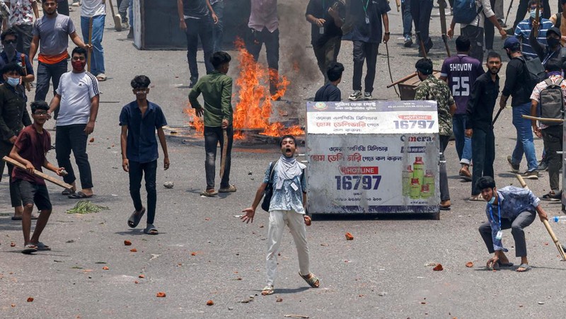 Bentrokan antara pendukung anti-kuota, polisi dan pendukung Liga Awami di Rampura, Bangladesh, Kamis (18/7/2024). 
 (REUTERS/Mohammad Ponir Hossain)