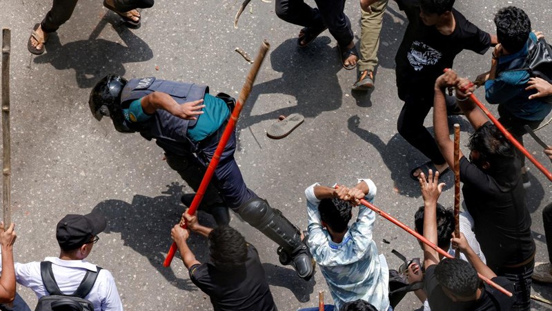 Bentrokan antara pendukung anti-kuota, polisi dan pendukung Liga Awami di Rampura, Bangladesh, Kamis (18/7/2024). 
 (REUTERS/Mohammad Ponir Hossain)
