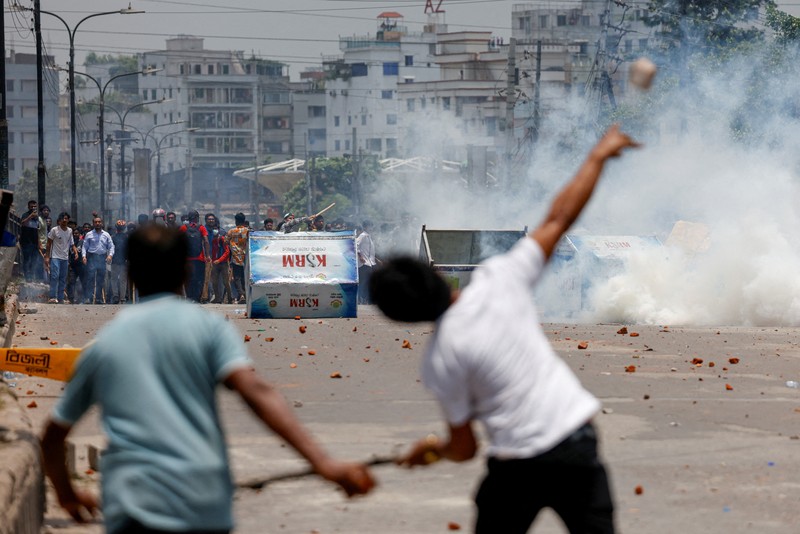 Bentrokan antara pendukung anti-kuota, polisi dan pendukung Liga Awami di Rampura, Bangladesh, Kamis (18/7/2024). (REUTERS/Mohammad Ponir Hossain) Bentrokan antara pendukung anti-kuota, polisi dan pendukung Liga Awami di Rampura, Bangladesh, Kamis (18/7/2024).
(REUTERS/Mohammad Ponir Hossain)