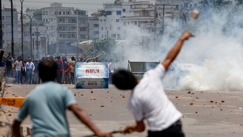 Bentrokan antara pendukung anti-kuota, polisi dan pendukung Liga Awami di Rampura, Bangladesh, Kamis (18/7/2024). 
 (REUTERS/Mohammad Ponir Hossain)