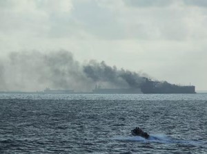 Tabrakan Dekat Singapura-Malaysia, 2 Kapal Tanker Minyak Terbakar