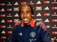 MU Resmi Rekrut Bek Prancis Leny Yoro, Dikontrak Hingga Juni 2029
