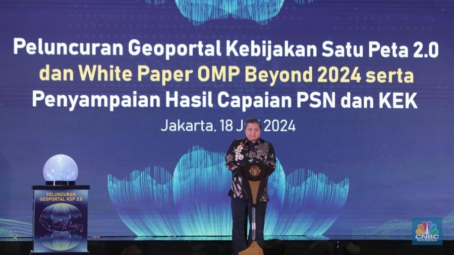 Menteri Koordinator Bidang Perekonomian Airlangga Hartarto saat menghadiri acara Peluncuran Geoportal Kebijakan Satu Peta 2.0 dan White Paper OMP Beyond 2024 serta Penyampaian Hasil Capaian PSN dan KEK di Ballroom The St. Regis, Jakarta, Kamis (18/7/2024). (CNBC Indonesia/Faisal Rahman)
