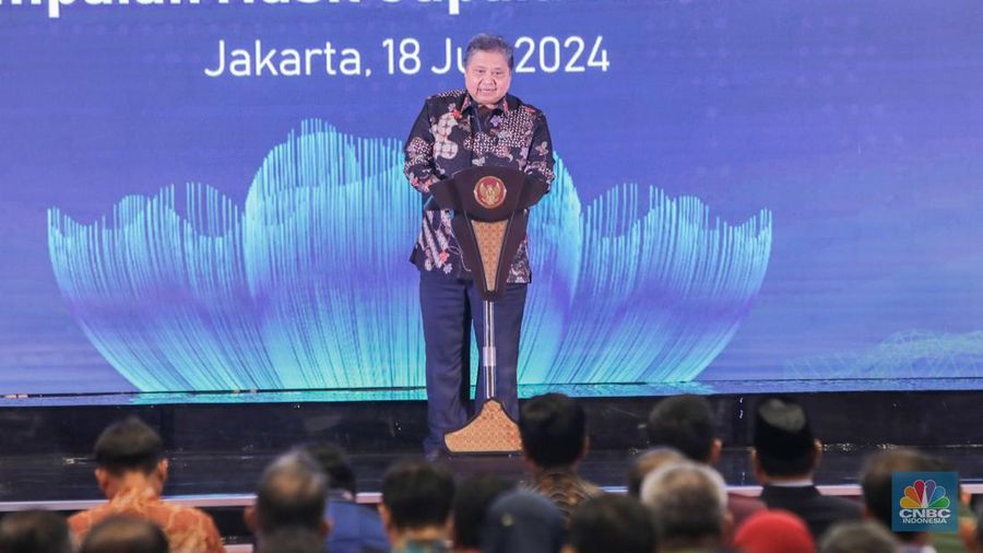 Menteri Koordinator Bidang Perekonomian Airlangga Hartarto saat menghadiri acara Peluncuran Geoportal Kebijakan Satu Peta 2.0 dan White Paper OMP Beyond 2024 serta Penyampaian Hasil Capaian PSN dan KEK di Ballroom The St. Regis, Jakarta, Kamis (18/7/2024). (CNBC Indonesia/Faisal Rahman)