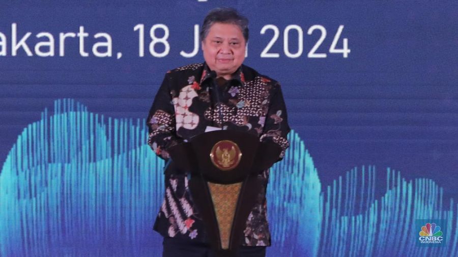 Menteri Koordinator Bidang Perekonomian Airlangga Hartarto saat menghadiri acara Peluncuran Geoportal Kebijakan Satu Peta 2.0 dan White Paper OMP Beyond 2024 serta Penyampaian Hasil Capaian PSN dan KEK di Ballroom The St. Regis, Jakarta, Kamis (18/7/2024). (²©²ÊÍøÕ¾/Faisal Rahman)