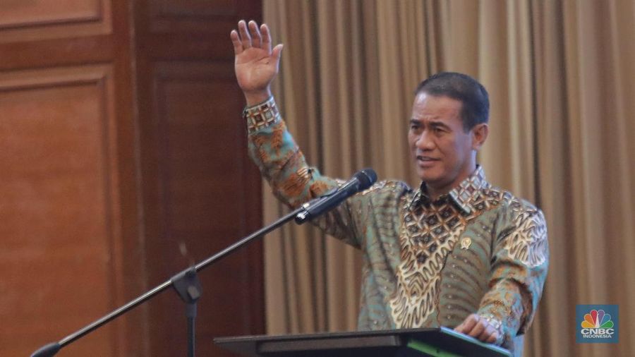 Menteri Pertanian Amran Sulaiman di Gedung A Kementerian Pertanian, Jakarta, Jumat (19/7/2024). (CNBC Indonesia/Muhammada Sabki)