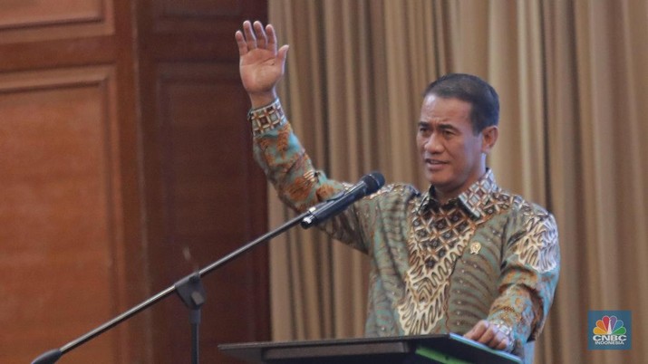 Menteri Pertanian Amran Sulaiman di Gedung A Kementerian Pertanian, Jakarta, Jumat (19/7/2024). (CNBC Indonesia/Muhammada Sabki)