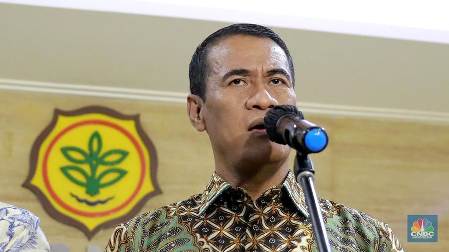 Menteri Pertanian RI Amran Sulaiman didampingi Mantan Wakil Menteri Pertanian Harvick Hasnul Qolbi (kiri), dan Wakil Menteri Pertanian RI Sudaryono (kanan) saat doorstop media usai sertijab Wakil Menteri Pertanian RI di Kementerian Pertanian RI, Jakarta, Jumat (19/7/2024). (²©²ÊÍøÕ¾/Muhammad Sabki)