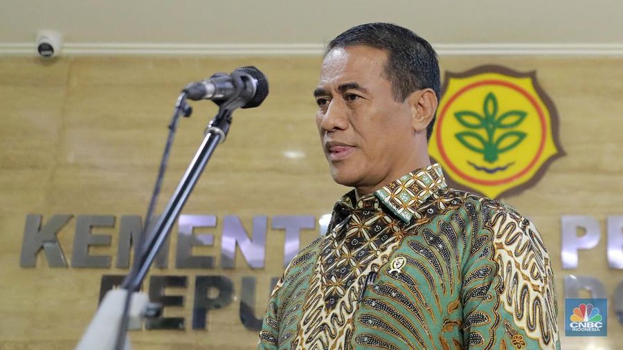 Menteri Pertanian RI Amran Sulaiman didampingi Mantan Wakil Menteri Pertanian Harvick Hasnul Qolbi (kiri), dan Wakil Menteri Pertanian RI Sudaryono (kanan) saat doorstop media usai sertijab Wakil Menteri Pertanian RI di Kementerian Pertanian RI, Jakarta, Jumat (19/7/2024). (CNBC Indonesia/Muhammad Sabki)