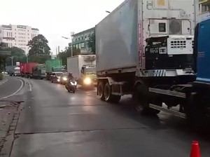 Truk Gangguan di Tomang Arah Slipi, Lalin Macet