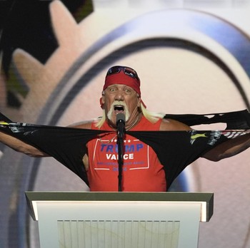 Bak Superman, Momen Hulk Hogan Buka Baju & Pamer Otot Demi Trump