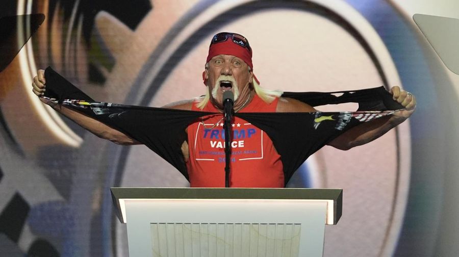 Pegulat profesional, Hulk Hogan berbicara pada Konvensi Nasional Partai Republik di Milwaukee, Amerika Serikat (AS). Kamis (18/7/2024). (AP Photo/Paul Sancya)