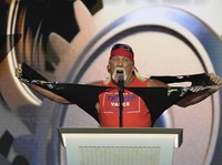 Bak Superman, Momen Hulk Hogan Buka Baju & Pamer Otot Demi Trump