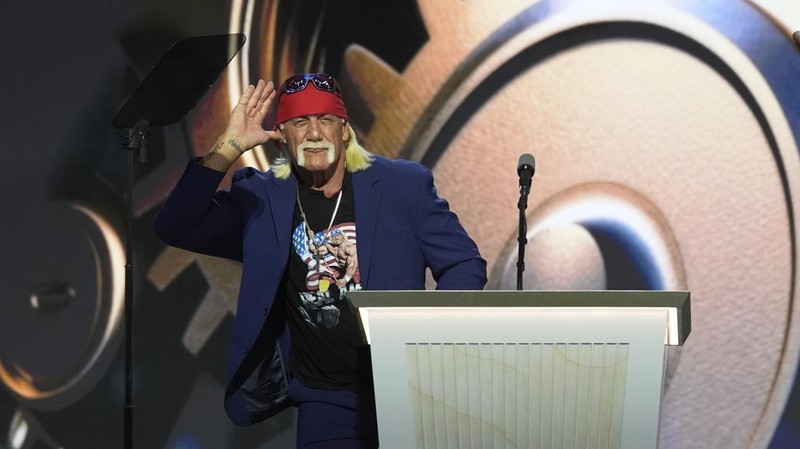 Pegulat profesional, Hulk Hogan berbicara pada Konvensi Nasional Partai Republik di Milwaukee, Amerika Serikat (AS). Kamis (18/7/2024). (AP Photo/Paul Sancya)