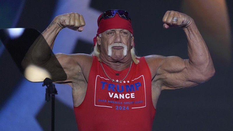Pegulat profesional, Hulk Hogan berbicara pada Konvensi Nasional Partai Republik di Milwaukee, Amerika Serikat (AS). Kamis (18/7/2024). (AP Photo/Paul Sancya)