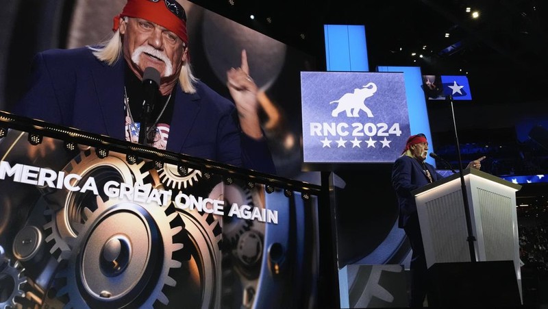 Pegulat profesional, Hulk Hogan berbicara pada Konvensi Nasional Partai Republik di Milwaukee, Amerika Serikat (AS). Kamis (18/7/2024). (AP Photo/Paul Sancya)