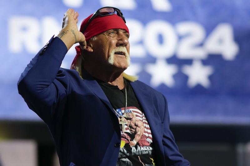 Pegulat profesional, Hulk Hogan berbicara pada Konvensi Nasional Partai Republik di Milwaukee, Amerika Serikat (AS). Kamis (18/7/2024). (AP Photo/Paul Sancya)