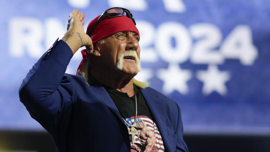 Pegulat profesional, Hulk Hogan berbicara pada Konvensi Nasional Partai Republik di Milwaukee, Amerika Serikat (AS). Kamis (18/7/2024). (AP Photo/Paul Sancya)