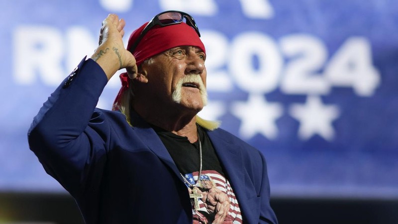 Pegulat profesional, Hulk Hogan berbicara pada Konvensi Nasional Partai Republik di Milwaukee, Amerika Serikat (AS). Kamis (18/7/2024). (AP Photo/Paul Sancya)