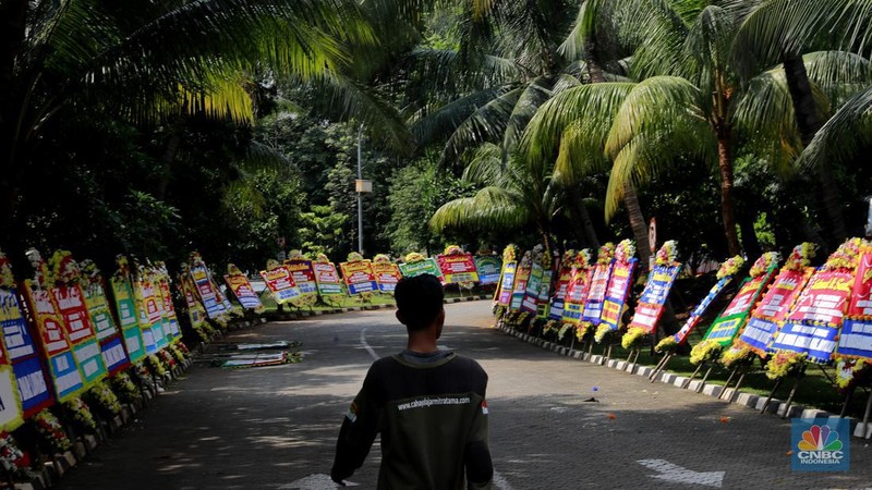Pekerja merapikan karangan bunga berisi ucapan selamat untuk Wamentan Sudaryono di halaman Kementerian Pertanian (Kementan), Jakarta, Jumat (19/7/2024). (CNBC Indonesia/Muhammad Sabki)