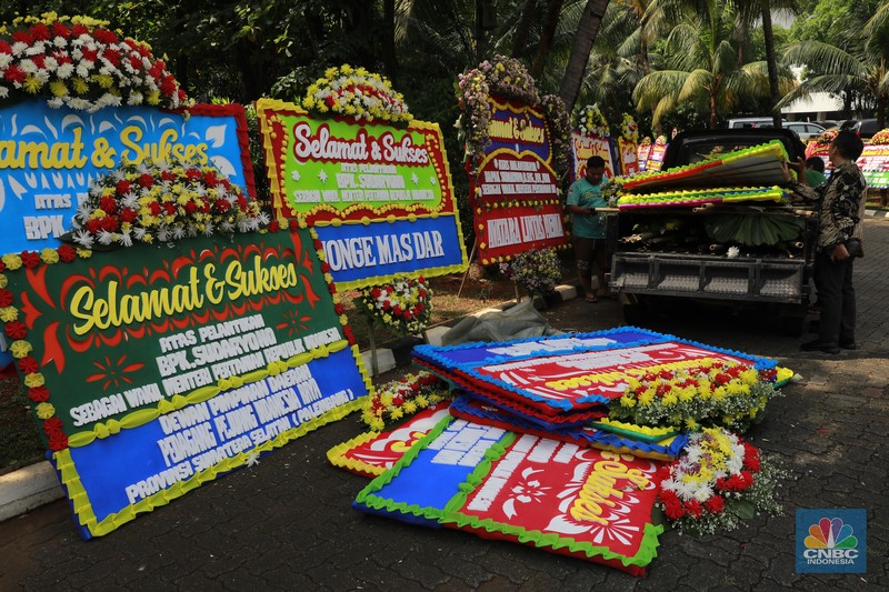 Pekerja merapikan karangan bunga berisi ucapan selamat untuk Wamentan Sudaryono di halaman Kementerian Pertanian (Kementan), Jakarta, Jumat (19/7/2024). (CNBC Indonesia/Muhammad Sabki)h pekerja merapikan karangan bunga berisi ucapan selamat untuk Wamentan Sudaryono di halaman Kementerian Pertanian (Kementan), Jakarta, Jumat (19/7/2024). (CNBC Indonesia/Muhammad Sabki) Pekerja merapikan karangan bunga berisi ucapan selamat untuk Wamentan Sudaryono di halaman Kementerian Pertanian (Kementan), Jakarta, Jumat (19/7/2024). (CNBC Indonesia/Muhammad Sabki)