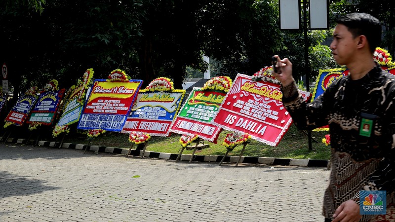 Pekerja merapikan karangan bunga berisi ucapan selamat untuk Wamentan Sudaryono di halaman Kementerian Pertanian (Kementan), Jakarta, Jumat (19/7/2024). (CNBC Indonesia/Muhammad Sabki)h pekerja merapikan karangan bunga berisi ucapan selamat untuk Wamentan Sudaryono di halaman Kementerian Pertanian (Kementan), Jakarta, Jumat (19/7/2024). (CNBC Indonesia/Muhammad Sabki) Pekerja merapikan karangan bunga berisi ucapan selamat untuk Wamentan Sudaryono di halaman Kementerian Pertanian (Kementan), Jakarta, Jumat (19/7/2024). (CNBC Indonesia/Muhammad Sabki)