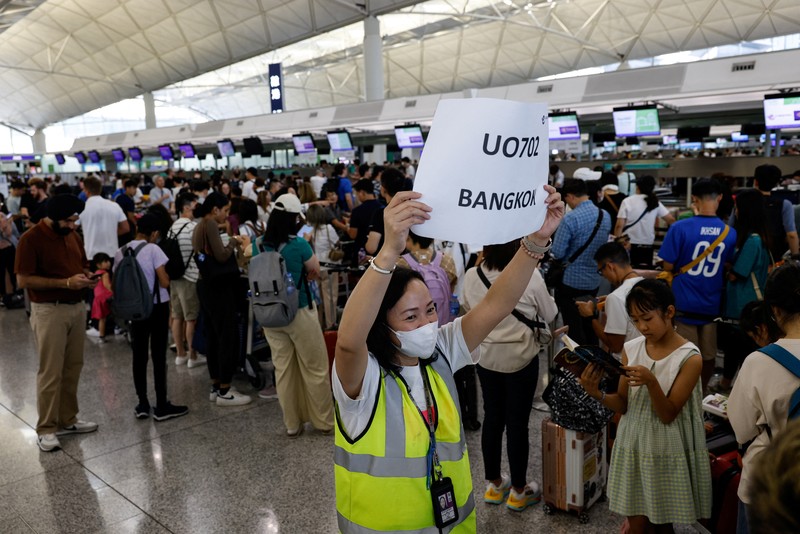 Seorang anak laki-laki tertidur di lantai saat para pelancong mengantri di Bandara Internasional Brussels di Brussels, Jumat, 19 Juli 2024. Pemadaman teknologi global membuat penerbangan terhenti, membuat bank dan sistem rumah sakit offline, dan outlet media tidak mengudara pada hari Jumat secara besar-besaran. (AP/Harry Nakos)