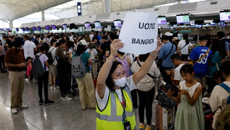 Seorang anak laki-laki tertidur di lantai saat para pelancong mengantri di Bandara Internasional Brussels di Brussels, Jumat, 19 Juli 2024. Pemadaman teknologi global membuat penerbangan terhenti, membuat bank dan sistem rumah sakit offline, dan outlet media tidak mengudara pada hari Jumat secara besar-besaran. (AP/Harry Nakos)