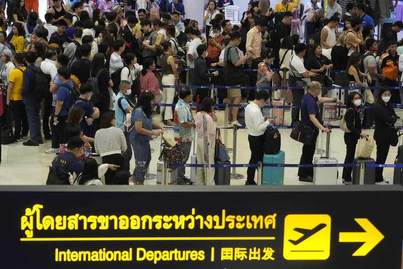 Seorang anak laki-laki tertidur di lantai saat para pelancong mengantri di Bandara Internasional Brussels di Brussels, Jumat, 19 Juli 2024. Pemadaman teknologi global membuat penerbangan terhenti, membuat bank dan sistem rumah sakit offline, dan outlet media tidak mengudara pada hari Jumat secara besar-besaran. (AP/Harry Nakos)