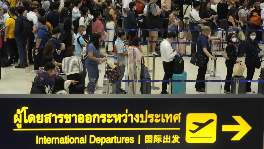 Seorang anak laki-laki tertidur di lantai saat para pelancong mengantri di Bandara Internasional Brussels di Brussels, Jumat, 19 Juli 2024. Pemadaman teknologi global membuat penerbangan terhenti, membuat bank dan sistem rumah sakit offline, dan outlet media tidak mengudara pada hari Jumat secara besar-besaran. (AP/Harry Nakos)