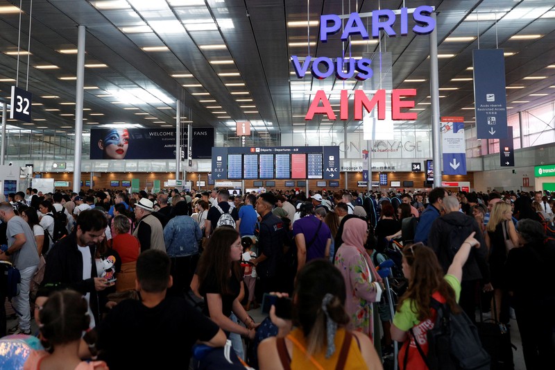 Seorang anak laki-laki tertidur di lantai saat para pelancong mengantri di Bandara Internasional Brussels di Brussels, Jumat, 19 Juli 2024. Pemadaman teknologi global membuat penerbangan terhenti, membuat bank dan sistem rumah sakit offline, dan outlet media tidak mengudara pada hari Jumat secara besar-besaran. (AP/Harry Nakos)