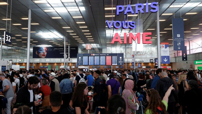 Seorang anak laki-laki tertidur di lantai saat para pelancong mengantri di Bandara Internasional Brussels di Brussels, Jumat, 19 Juli 2024. Pemadaman teknologi global membuat penerbangan terhenti, membuat bank dan sistem rumah sakit offline, dan outlet media tidak mengudara pada hari Jumat secara besar-besaran. (AP/Harry Nakos)