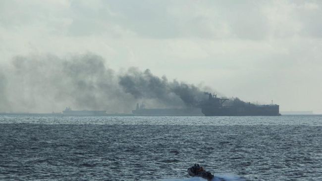 Kapal Motor Barcelona 5 Terbakar, Penumpang Panik Lompat ke Laut