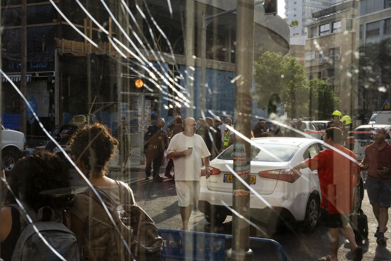 Personel darurat Israel memeriksa puing-puing di dekat apartemen di Tel Aviv yang dihantam serangan drone Houthi. (AP Photo/Oded Balilty) Personel darurat Israel memeriksa puing-puing di dekat apartemen di Tel Aviv yang dihantam serangan drone Houthi. (AP Photo/Oded Balilty)