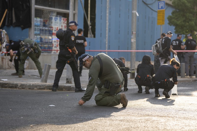 Personel darurat Israel memeriksa puing-puing di dekat apartemen di Tel Aviv yang dihantam serangan drone Houthi. (AP Photo/Oded Balilty) Personel darurat Israel memeriksa puing-puing di dekat apartemen di Tel Aviv yang dihantam serangan drone Houthi. (AP Photo/Oded Balilty)