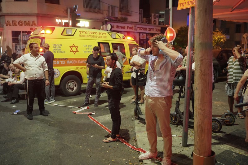 Personel darurat Israel memeriksa puing-puing di dekat apartemen di Tel Aviv yang dihantam serangan drone Houthi. (AP Photo/Oded Balilty) Personel darurat Israel memeriksa puing-puing di dekat apartemen di Tel Aviv yang dihantam serangan drone Houthi. (AP Photo/Oded Balilty)