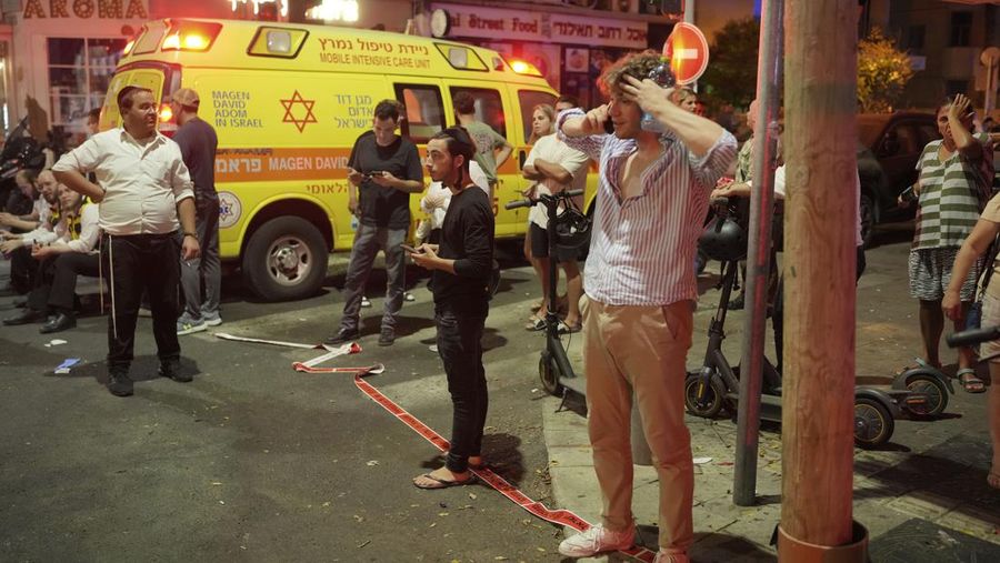 Personel darurat Israel memeriksa puing-puing di dekat apartemen di Tel Aviv yang dihantam serangan drone Houthi. (AP Photo/Oded Balilty)