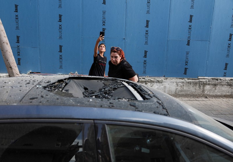 Personel darurat Israel memeriksa puing-puing di dekat apartemen di Tel Aviv yang dihantam serangan drone Houthi. (AP Photo/Oded Balilty) Personel darurat Israel memeriksa puing-puing di dekat apartemen di Tel Aviv yang dihantam serangan drone Houthi. (AP Photo/Oded Balilty)