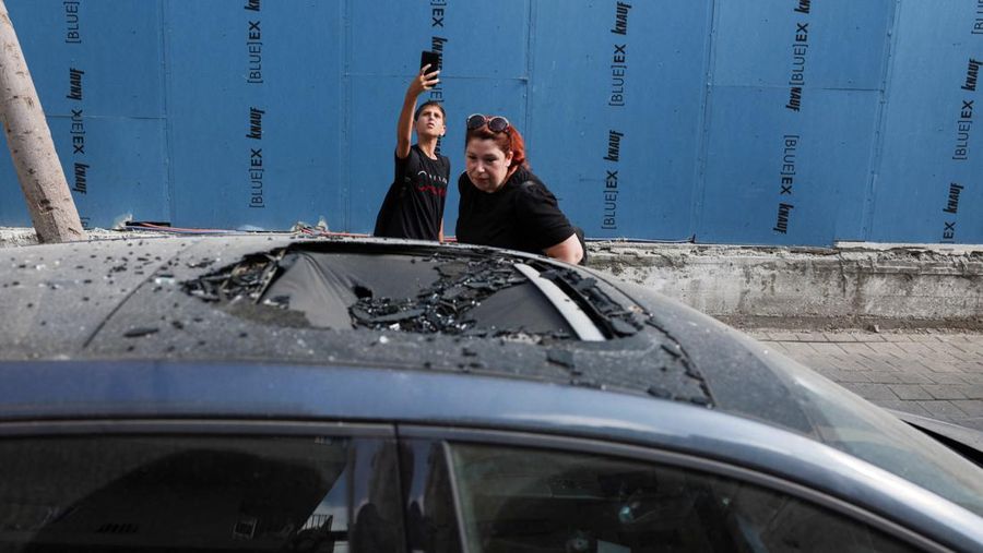 Personel darurat Israel memeriksa puing-puing di dekat apartemen di Tel Aviv yang dihantam serangan drone Houthi. (REUTERS/Ricardo Moraes)