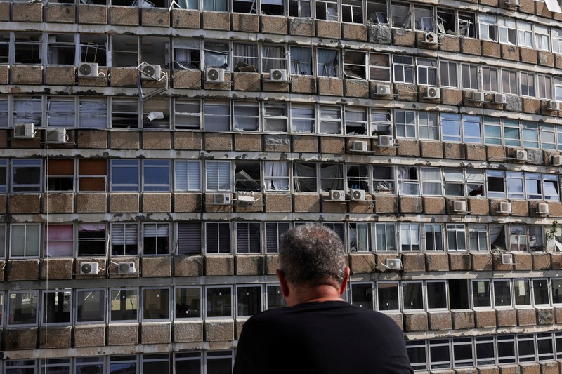 Personel darurat Israel memeriksa puing-puing di dekat apartemen di Tel Aviv yang dihantam serangan drone Houthi. (AP Photo/Oded Balilty) Personel darurat Israel memeriksa puing-puing di dekat apartemen di Tel Aviv yang dihantam serangan drone Houthi. (AP Photo/Oded Balilty)