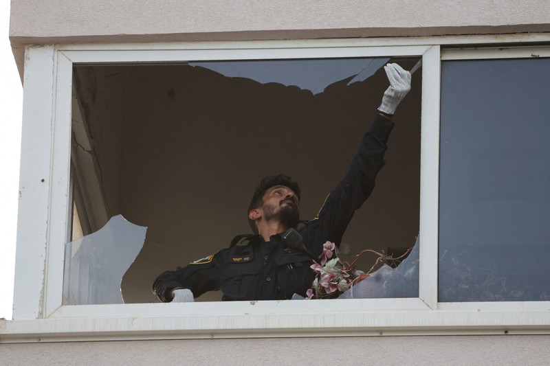 Personel darurat Israel memeriksa puing-puing di dekat apartemen di Tel Aviv yang dihantam serangan drone Houthi. (AP Photo/Oded Balilty) Personel darurat Israel memeriksa puing-puing di dekat apartemen di Tel Aviv yang dihantam serangan drone Houthi. (AP Photo/Oded Balilty)