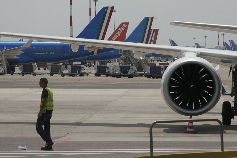Seorang anak laki-laki tertidur di lantai saat para pelancong mengantri di Bandara Internasional Brussels di Brussels, Jumat, 19 Juli 2024. Pemadaman teknologi global membuat penerbangan terhenti, membuat bank dan sistem rumah sakit offline, dan outlet media tidak mengudara pada hari Jumat secara besar-besaran. (AP/Harry Nakos)